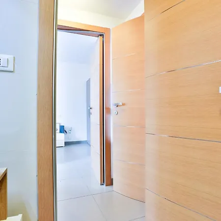 아파트 Guesthost - Sebeto With Parking & Netfilx 나폴리