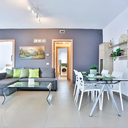 아파트 Guesthost - Sebeto With Parking & Netfilx